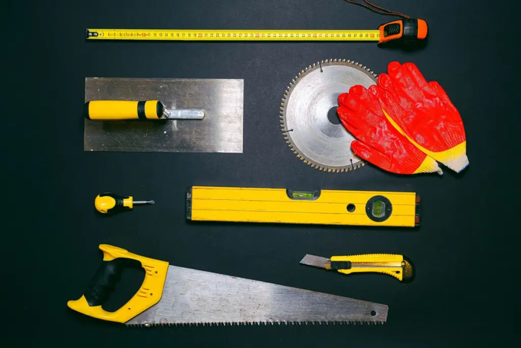 Herramientas de bricolaje con nivel de burbuja, metro y destornillador