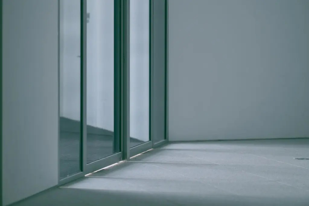 Puerta corredera de cristal con los perfiles a ras de suelo